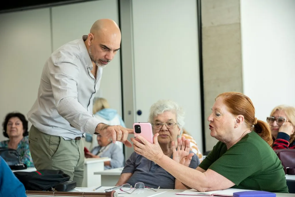Abren inscripciones para cursos digitales dirigidos a adultos mayores en Entre Ríos