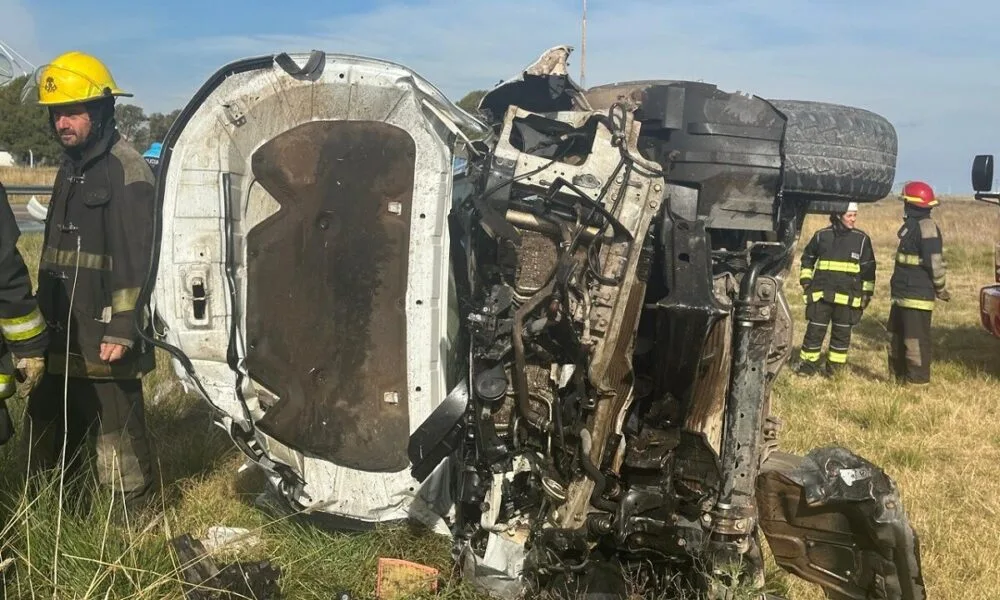 Accidente en acceso a Tornquist dejó dos personas hospitalizadas tras choque y vuelco