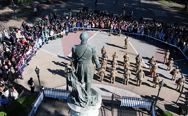 Almirante Brown rindió homenaje al Día del Himno Nacional con un acto en la Plaza Brown