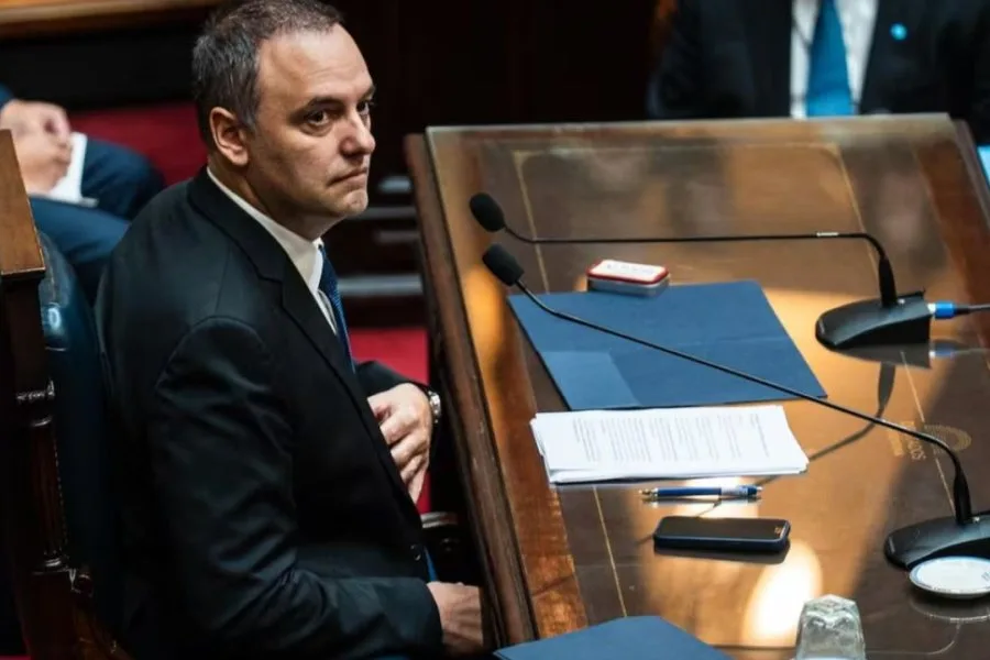 Solicitan la detención de Manuel Adorni por presunta presión a testigo en una causa judicial