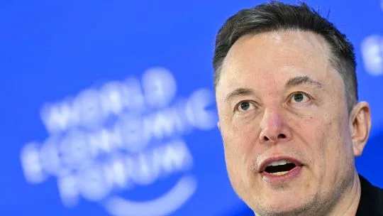Elon Musk impulsa megafábrica de chips de última generación para robots y vehículos autónomos