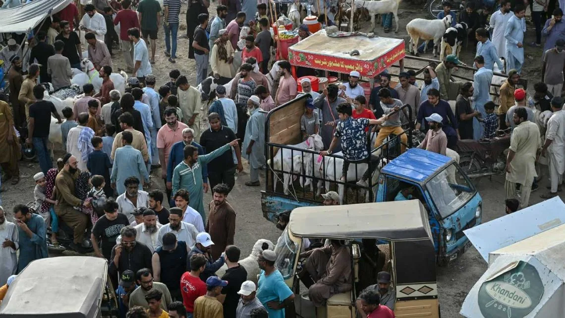 Ataque con explosivos deja 24 muertos en tren que transportaba militares en Pakistán