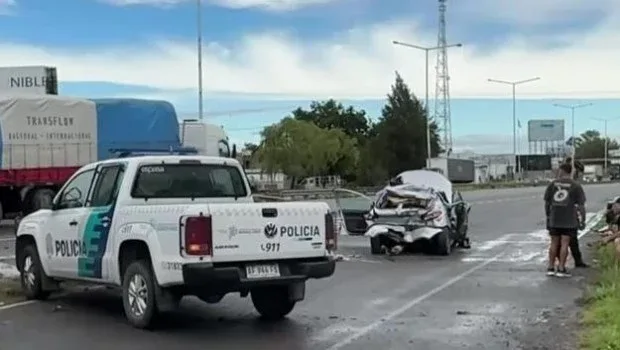 Camión embistió auto detenido en Campana: una joven murió y otra resultó herida