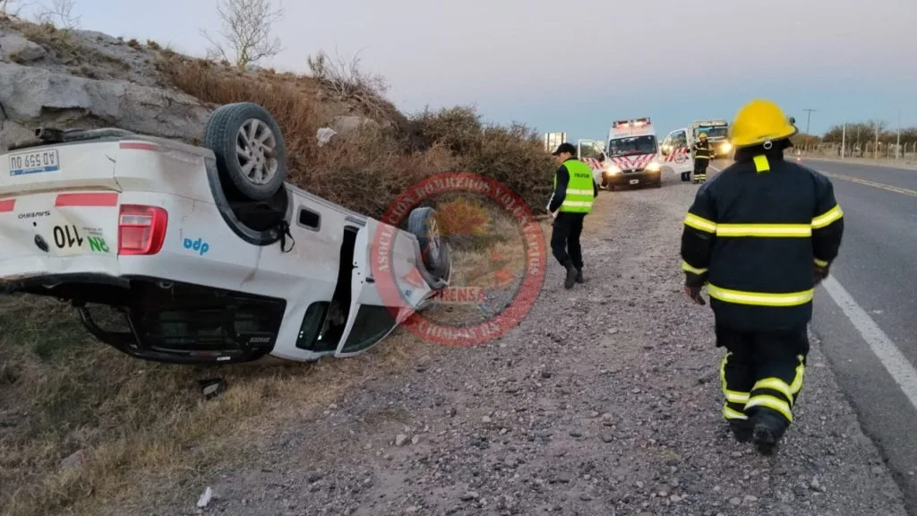 Camioneta del Departamento Provincial de Aguas volcó en la Ruta Nacional 22 sin víctimas fatales