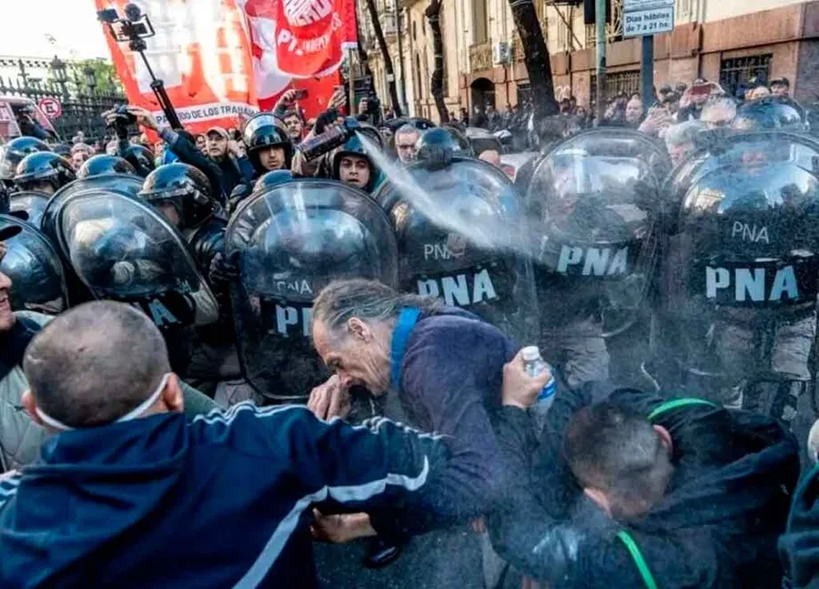 Casación ordena reabrir la investigación por la represión a jubilados frente al Congreso