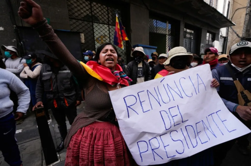 Crece la desconfianza en gobiernos latinoamericanos pese a mandatos recientes