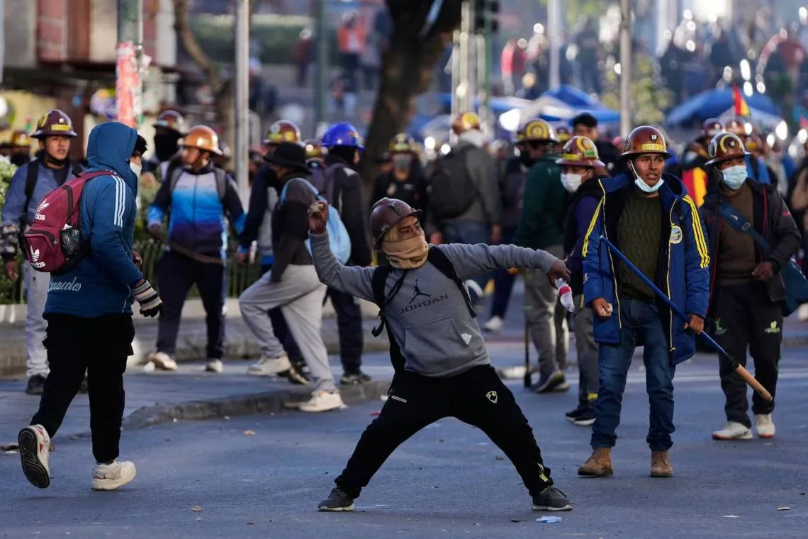 Crece la tensión en Bolivia con nuevas protestas y violentos enfrentamientos en La Paz