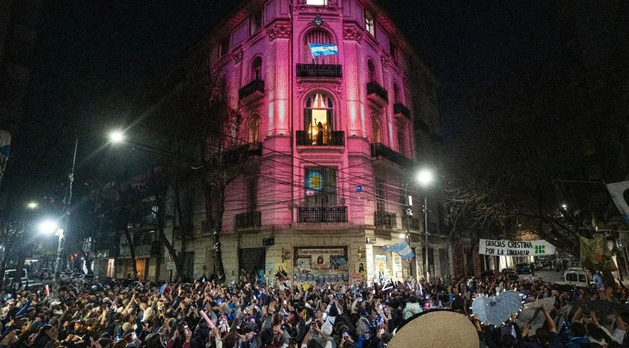 Cristina Kirchner recibió muestras de apoyo en Hurlingham durante acto en su domicilio