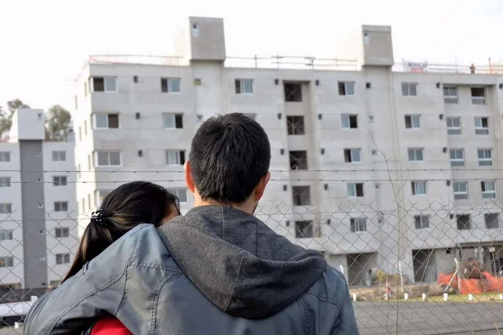 Disminuye el porcentaje de argentinos con vivienda propia según informe reciente
