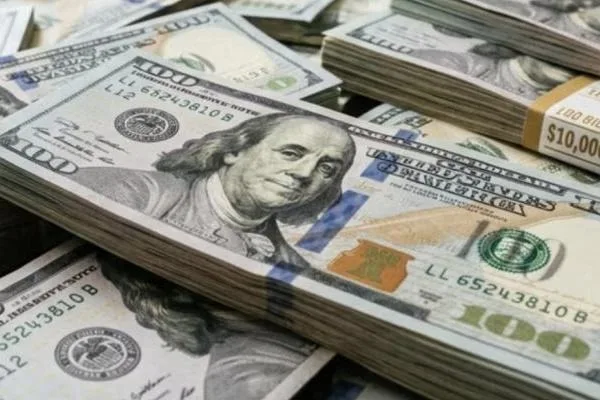 El dólar oficial se estabiliza cerca de $1.400 pero las expectativas siguen al alza