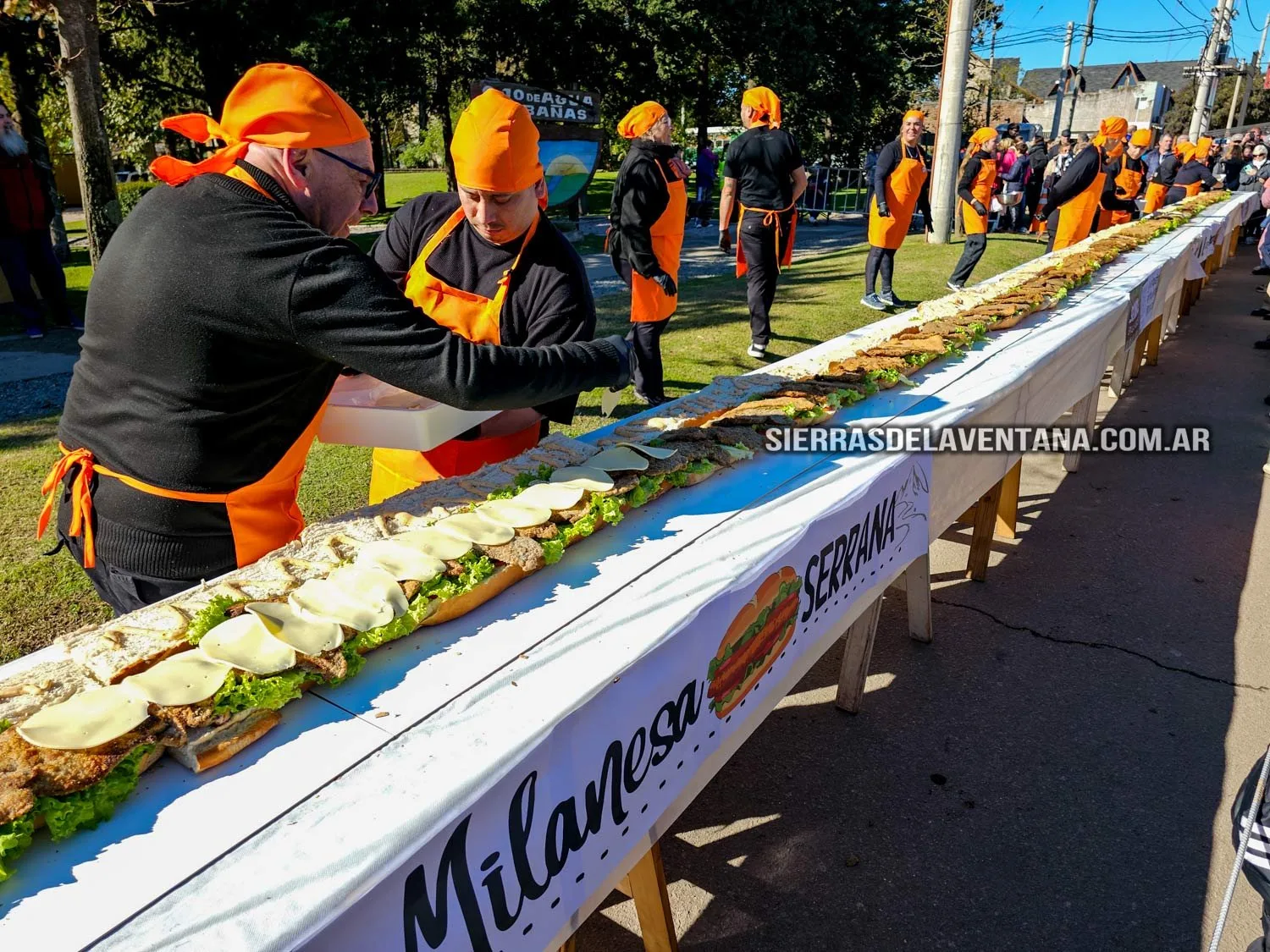 El Festival de la Milanesa Serrana reunió a cientos con un sándwich gigante y solidario