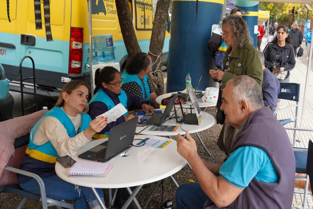 El GCBA acerca trámites y servicios públicos a seis barrios porteños con operativos móviles