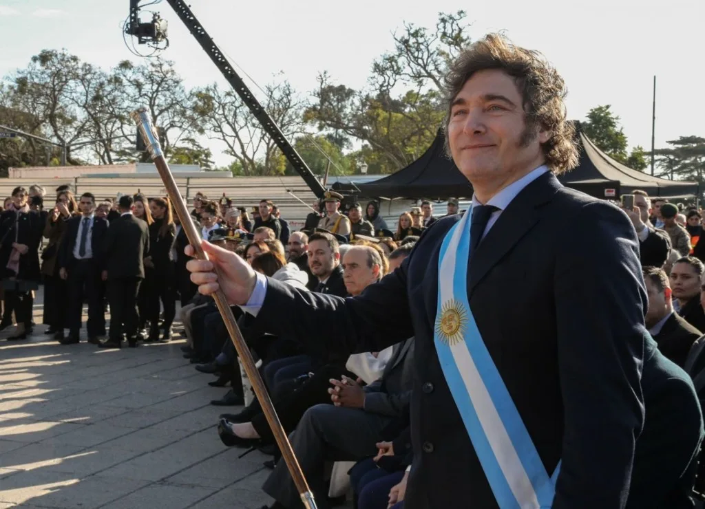 El Gobierno busca mantener la calma en un clima interno tenso durante la Revolución de Mayo