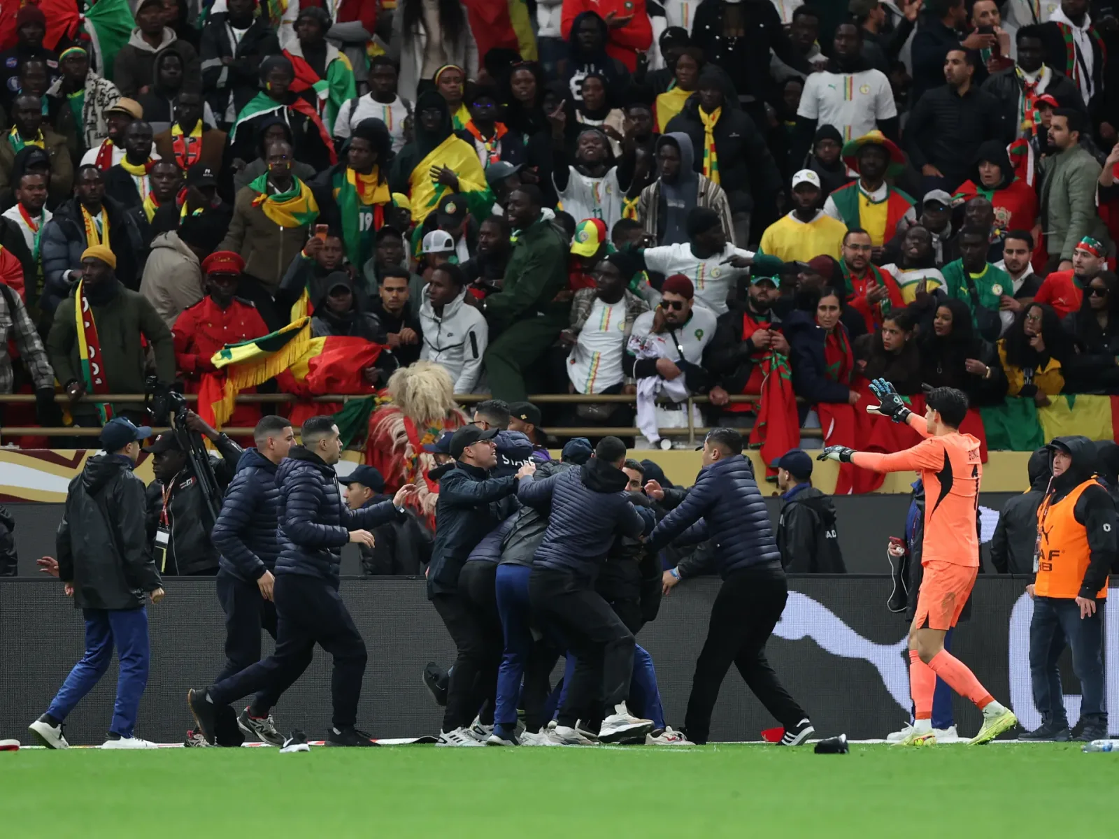 El rey de Marruecos concede el indulto a aficionados senegaleses tras disturbios en final de la Copa Africana