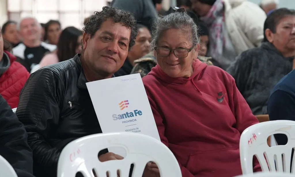 Entregan escritura a 37 familias de Helvecia en avance del programa “Tu Casa, Tuya