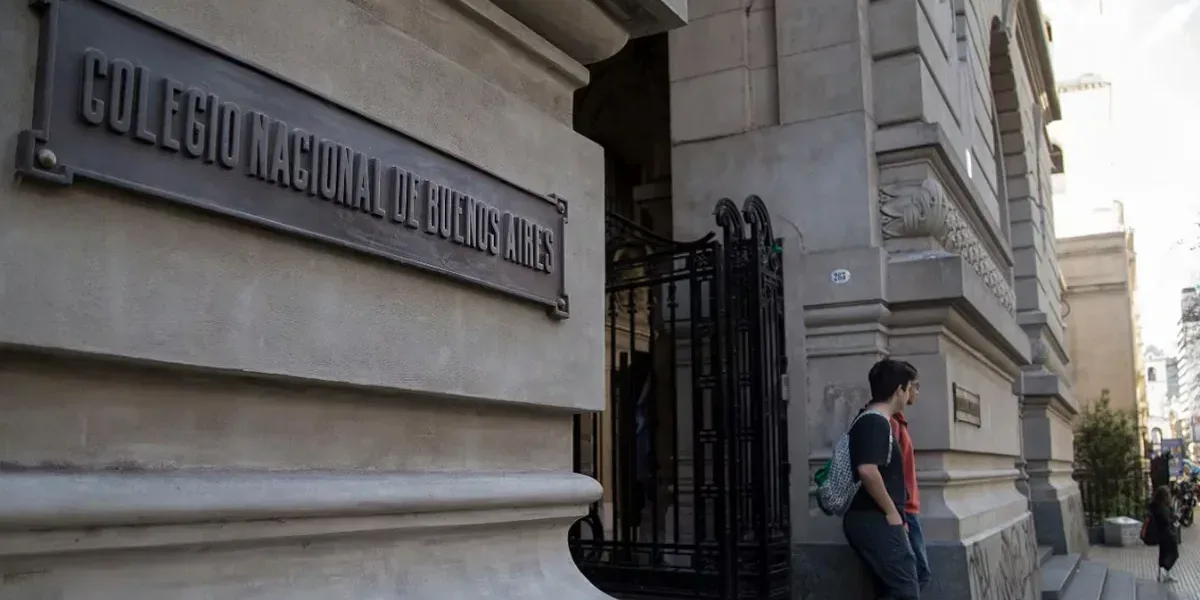 Estudiantes de colegios de la UBA inician toma en protesta por el financiamiento universitario