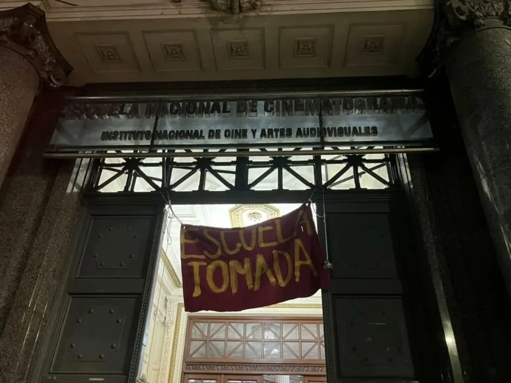 Estudiantes de la ENERC mantienen toma para apoyar paro docente y exigir mejoras salariales