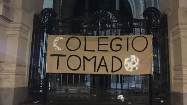 Estudiantes del Nacional y Pellegrini mantienen la toma para exigir financiamiento universitario