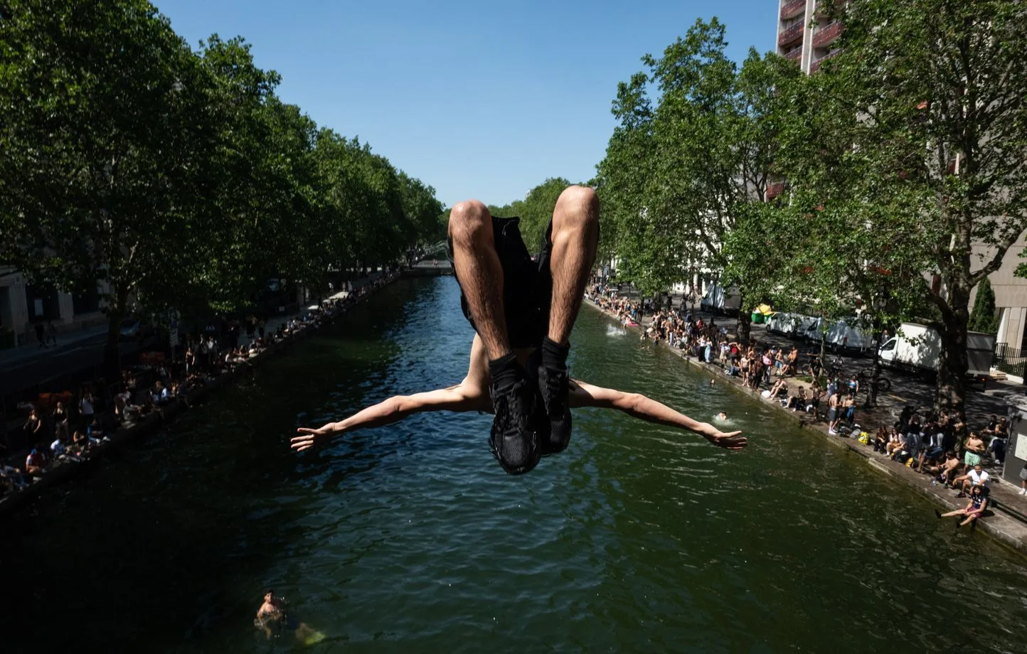 Francia enfrenta alerta naranja y reducción de trenes por ola de calor y contaminación