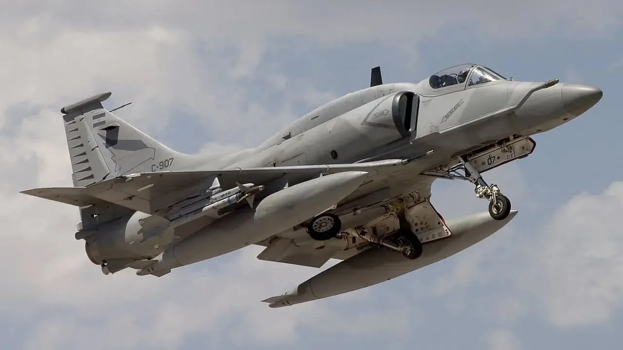 Futuro incierto de los A-4AR desactivados y el foco en la flota de F-16