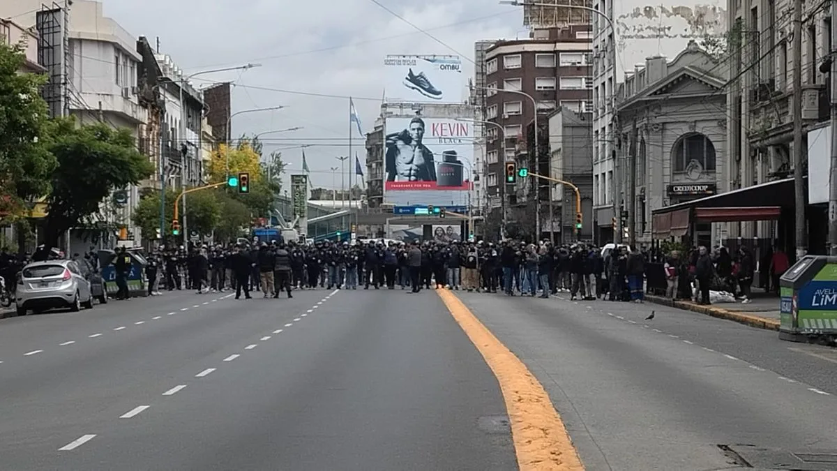 Grupos piqueteros intentan cortar el Puente Pueyrredón tras suspensión del plan social