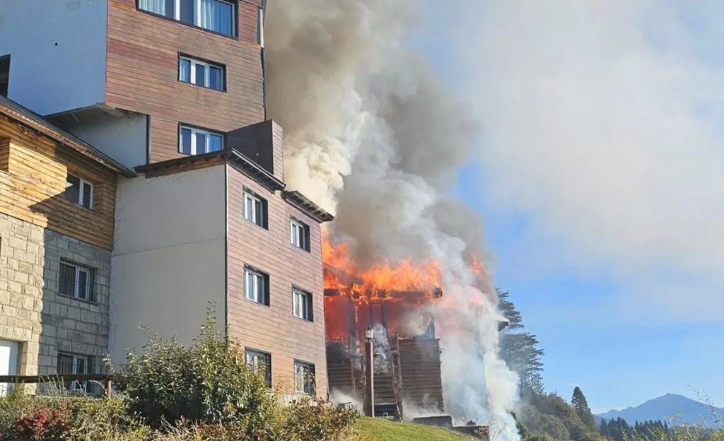 Incendio consume gran parte del histórico Hotel Huemul en Bariloche y deja bomberos hospitalizados