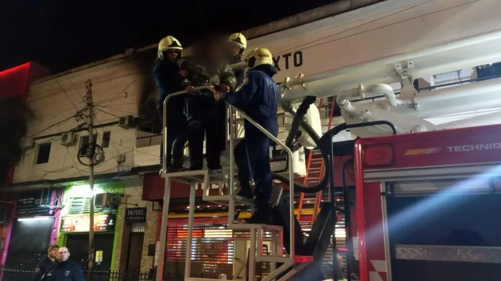 Incendio en hotel de Constitución obligó a evacuar a todos los huéspedes y dejó 15 atendidos