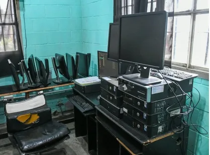 Internos de Florencio Varela restauraron 35 computadoras para escuelas de varias provincias