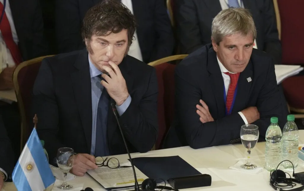 Javier Milei y Luis Caputo compartirán escenario en el Latam Economic Forum