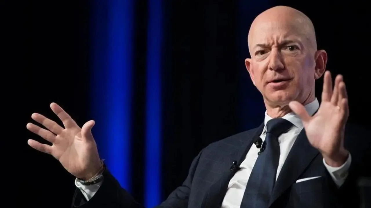 Jeff Bezos advierte que la inteligencia artificial podría impulsar la deflación en bienes esenciales