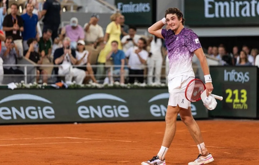Joao Fonseca domina a Casper Ruud tras un duelo intenso y avanza en Roland-Garros