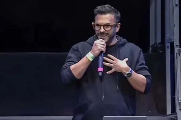 Jóvenes abuchean a oradores en evento obligatorio del programa “Vinculación con el Futuro