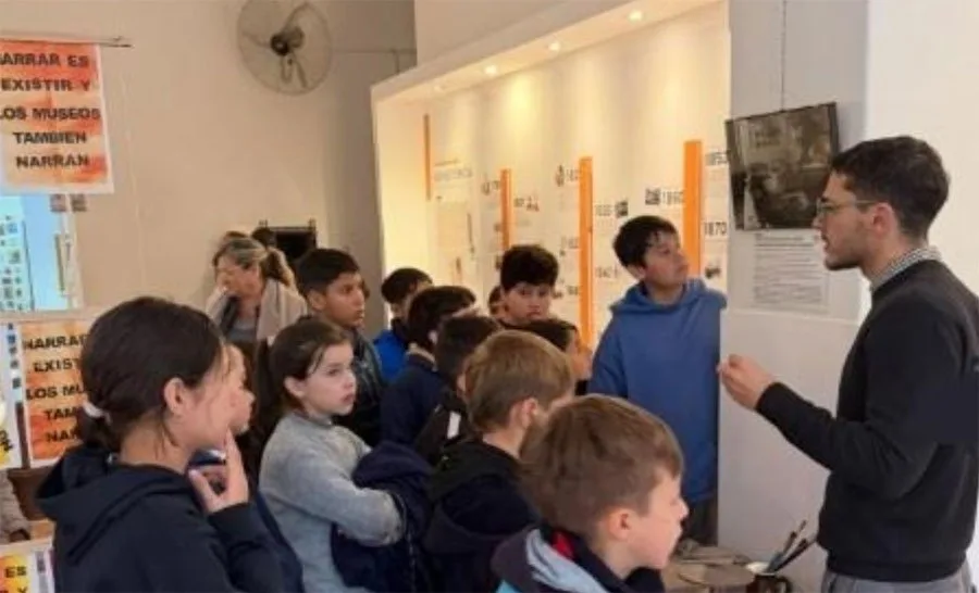 La muestra homenaje a Artemio Alisio seguirá abierta todo junio con visitas escolares