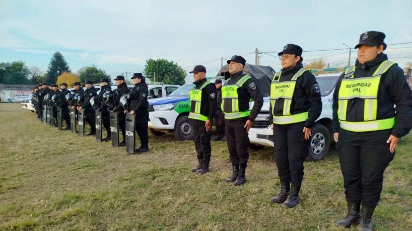 La Policía intensifica controles en barrios de San Miguel de Tucumán con un operativo masivo