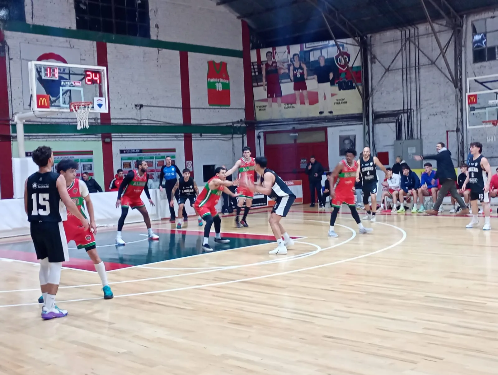 Liniers logró una victoria clave ante Alem en un partido interrumpido por el mal clima