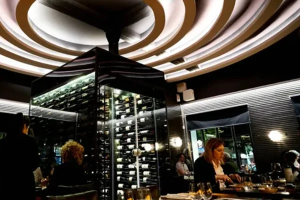 Mago Parrilla en Belgrano ofrece carnes maduradas y una cava federal que destaca la gastronomía porteña