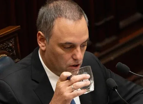 Manuel Adorni mantuvo contacto con testigo clave sin recibir sanciones judiciales