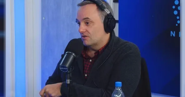 Manuel Adorni ratifica que seguirá yendo a su casa y viajando pese a su situación judicial