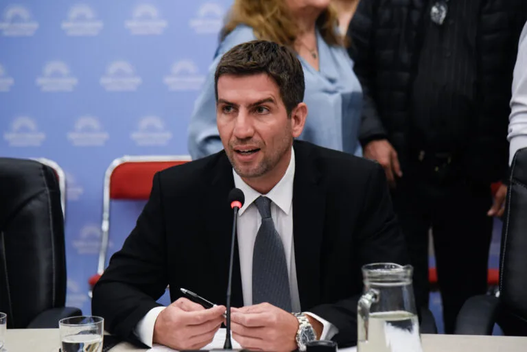 Manuel Quintar defiende la propiedad de su Tesla Cybertruck ante críticas en el Congreso