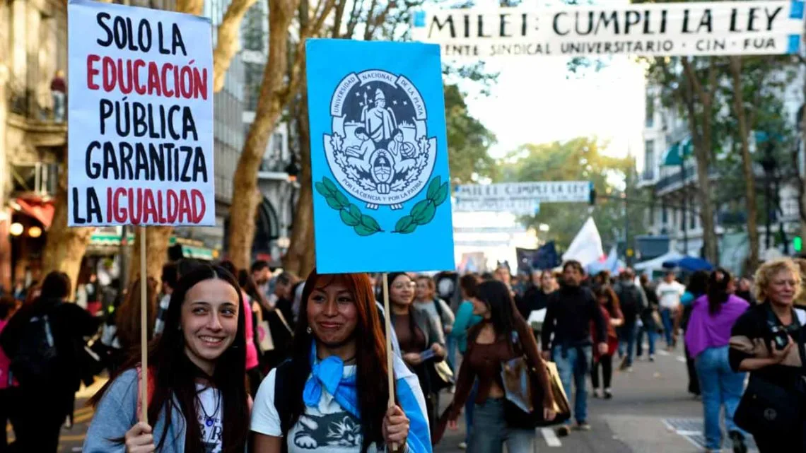 Movilización masiva de docentes y estudiantes exige cumplimiento de la Ley de Financiamiento Universitario