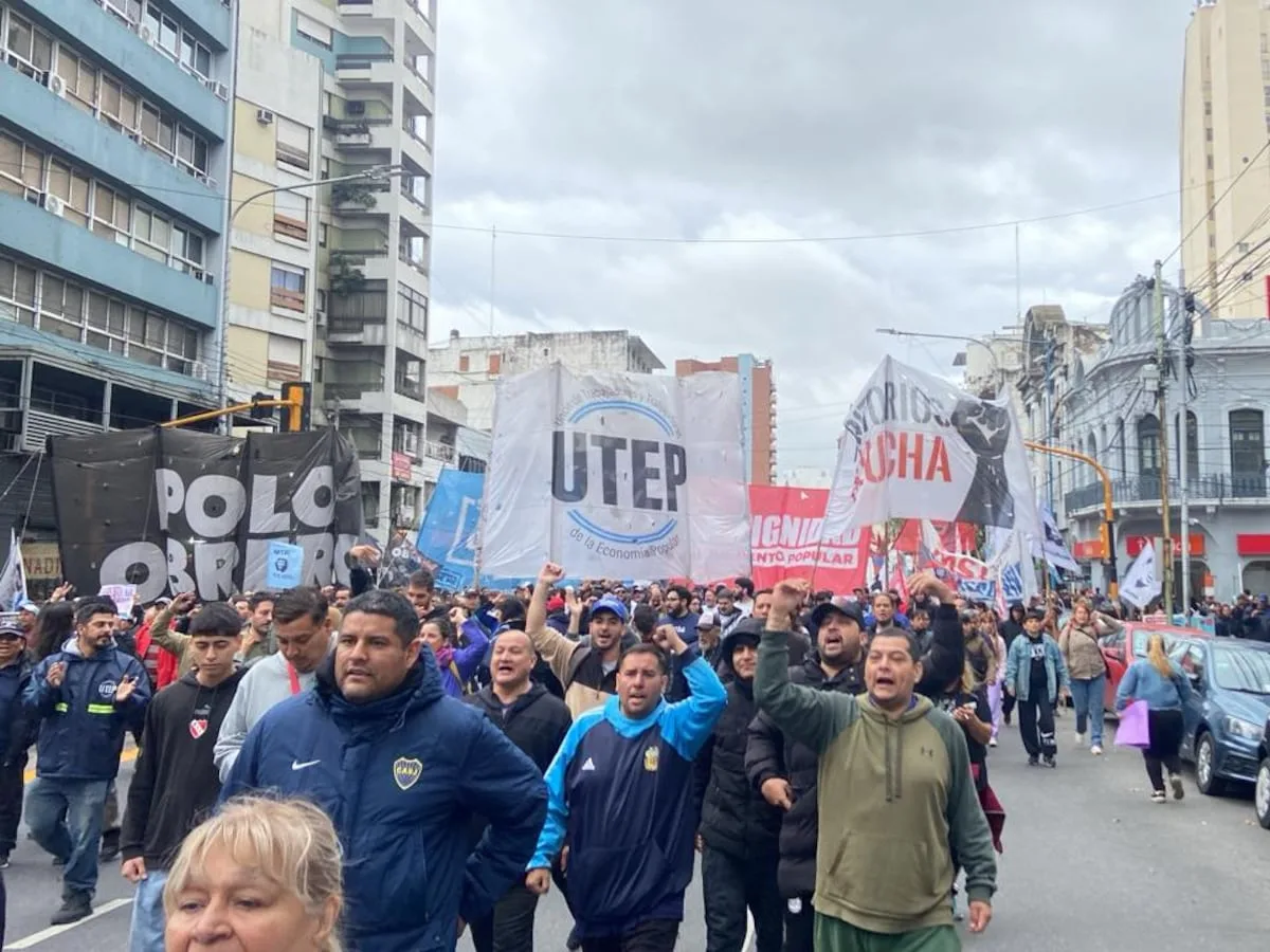 Movilizaciones generan bloqueo y caos vial en Puente Pueyrredón por reclamos del plan social