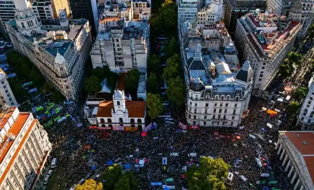 Multitudinaria marcha universitaria exige al Gobierno cumplir la Ley de Financiamiento Universitario