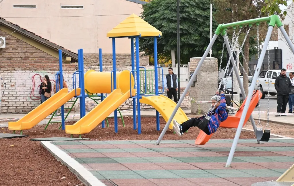 Neuquén invertirá más de 6 mil millones en juegos temáticos para plazas de parques lineales