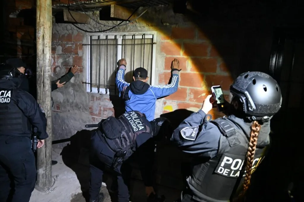 Operativo “Tormenta Negra” deja 27 detenidos y clausura cuatro búnkers en villas porteñas