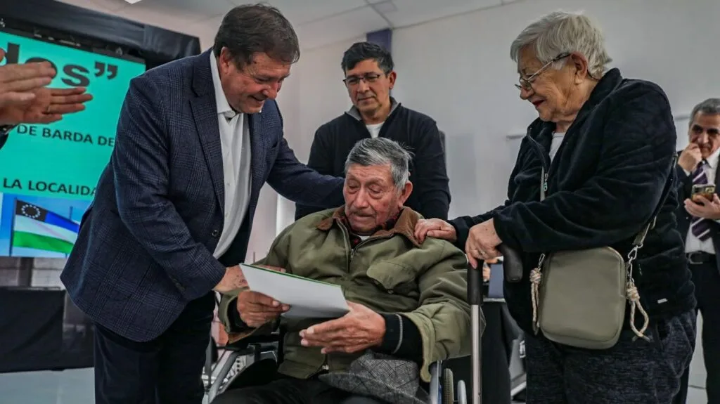 Provincia avanza en Barda del Medio con polideportivo y entrega de escrituras a familias
