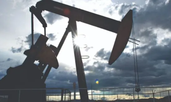 Riesgo país argentino se acerca a 550 puntos ante caída de acciones y presión sobre bonos