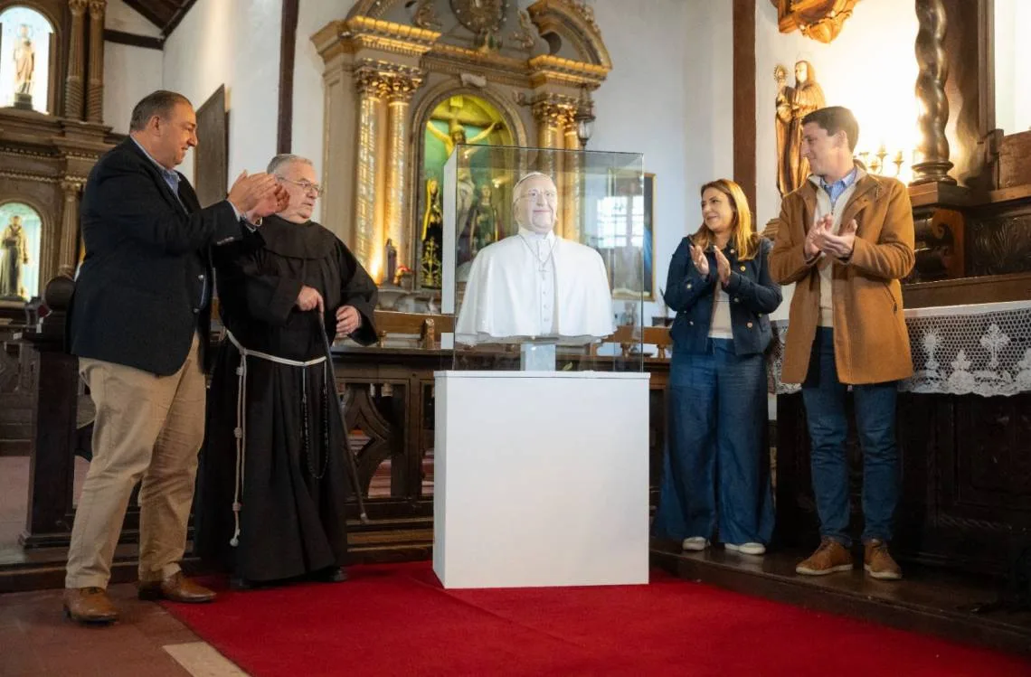 Santa Fe inaugura el primer busto en honor al Papa Francisco en el Convento San Francisco