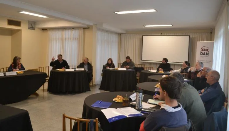 Sociedades rurales alertan por cambios en vacunación antiaftosa y regulación de semillas en el sudeste bonaerense
