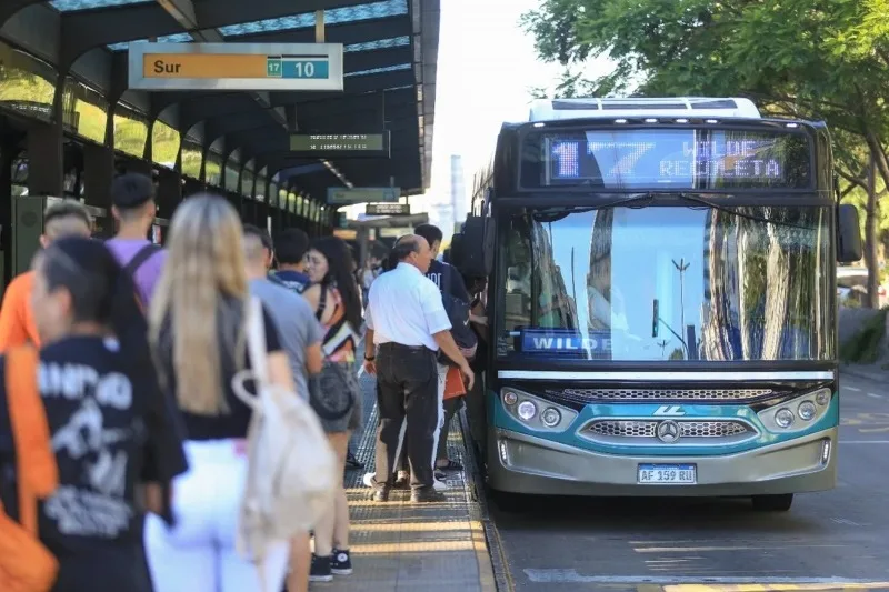 Suben tarifas de colectivos y trenes en el Área Metropolitana con ajustes escalonados