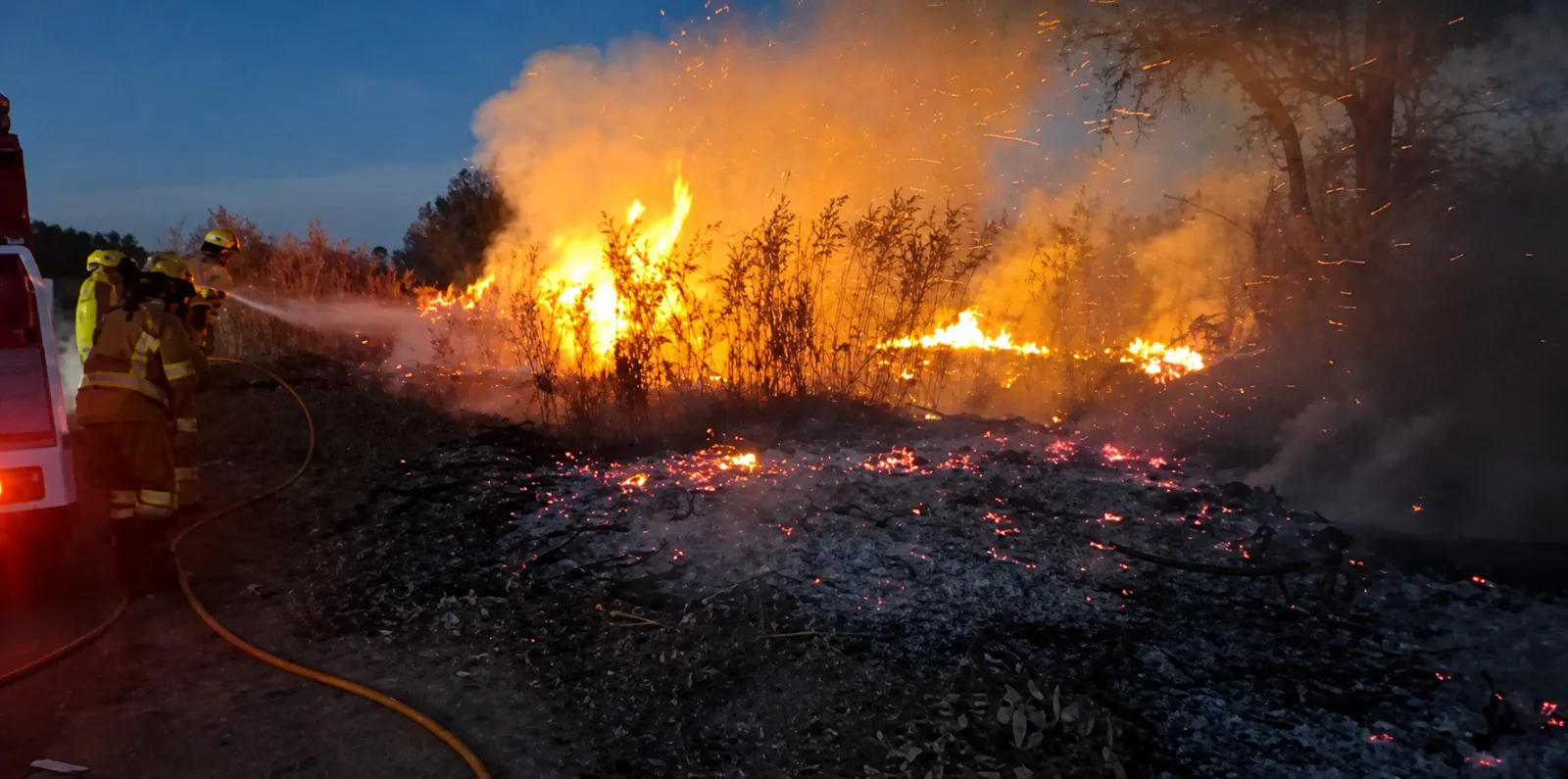 Triple emergencia en la ciudad: choque vehicular e incendios ocuparon a Bomberos el domingo